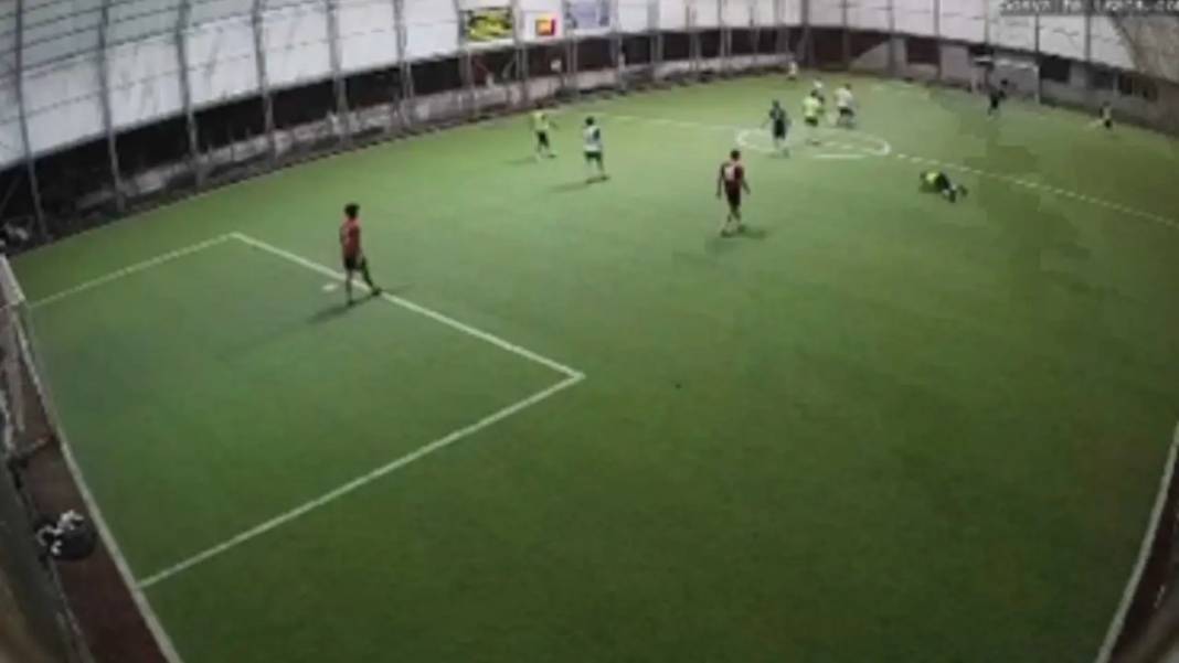 Hatay’da Halı Sahada Maçında Kalp Krizi Böyle Görüntülendi! 4